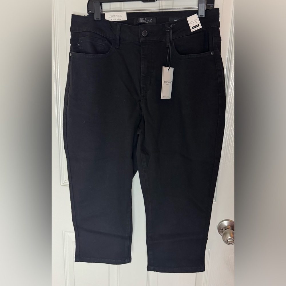 Judy Blue Women's Black Capris